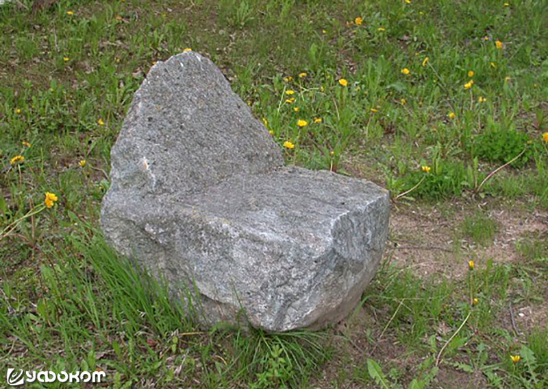 Камень-кресло писателя Игната Ходько. Фото с сайта vialejka.info.